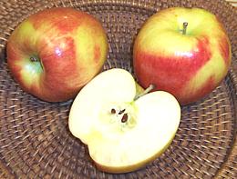Braeburn Apples whole and cut