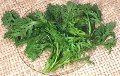 Bundle of Green Chrysanthemum Greens