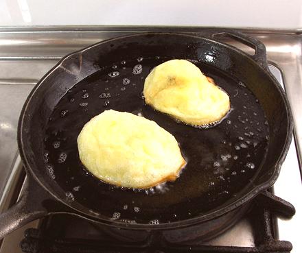 Huauzontle patties frying